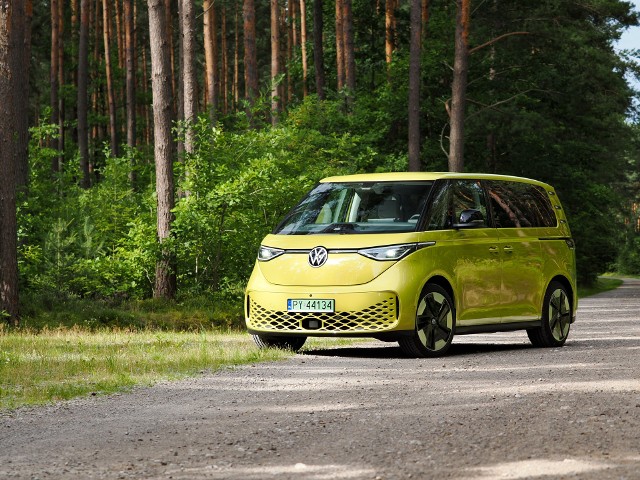 Na chwilę obecną w ofercie Volkswagena ID.Buzz jest tylko jedna wersja napędu i wyposażenia. To odmiana Pro z baterią 77 kWh netto (82 kWh brutto) i silnikiem elektrycznym napędzającym tylną oś. Moc napędu to 204 KM, natomiast moment obrotowy wynosi 310 Nm.