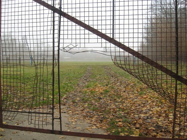 Tak prezentuje się obecnie stadion Warty. Murawa jest teraz głównie... toaletą dla psów.