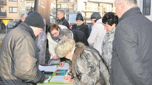 Członkowie Skawińskiego Alarmu Smogowego zbierali podpisy dla poparcia uchwały antysmogowej