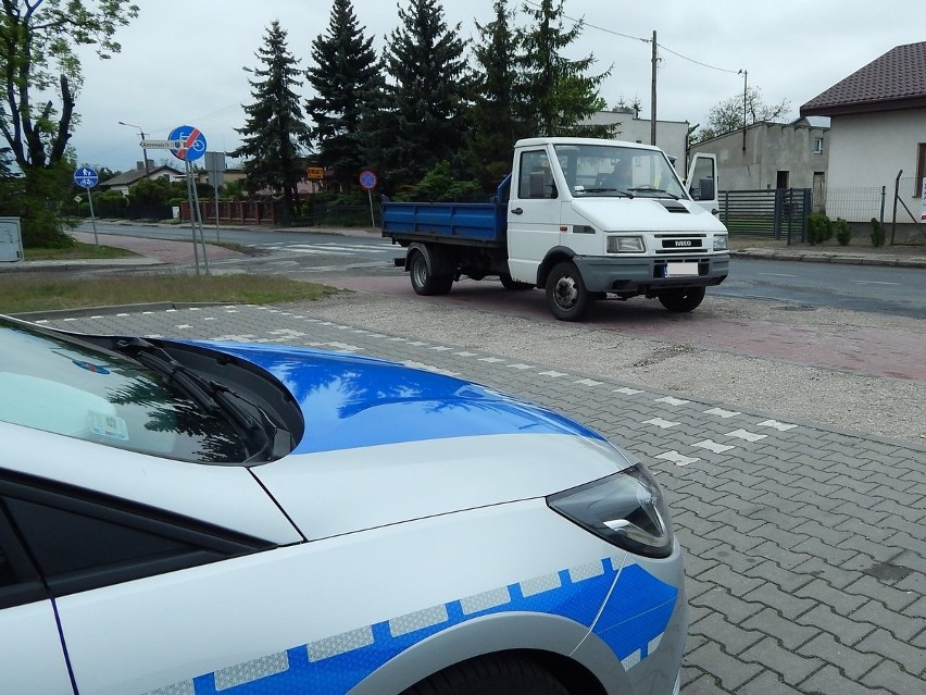 Radziejowscy policjanci sprawdzają autokary, którymi dzieci jeżdżą na wycieczki. A także busy i inne pojazdy