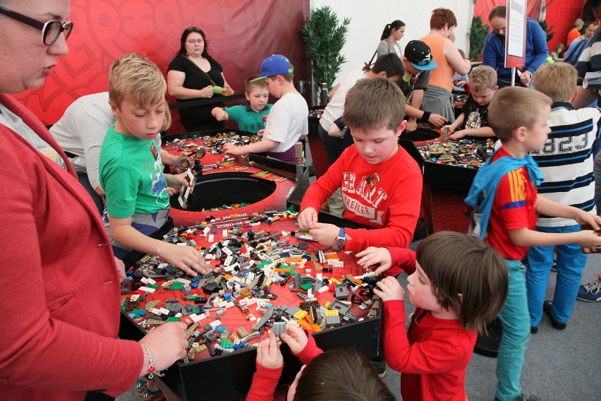 Dzień Dziecka w Łodzi. Wielkie budowanie Lego w Manufakturze [ZDJĘCIA, FILM]