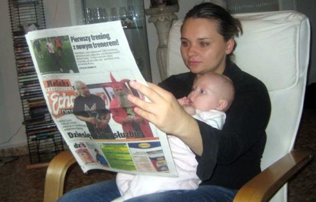 Pani Lidia z córką Nikolą oraz z wydaniem naszej gazety z 18 września tego roku.