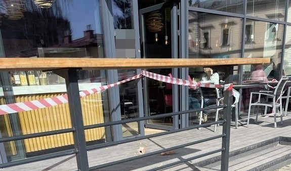35-letni mieszkaniec Wieliczki poważnie uszkodził drzwi lokalu gastronomicznego w centrum miasta. Mężczyzna odpowie za zniszczenie mienia