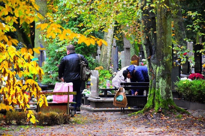 Mieszkańcy Szczecin odwiedzają groby, żeby przeprowadzić...