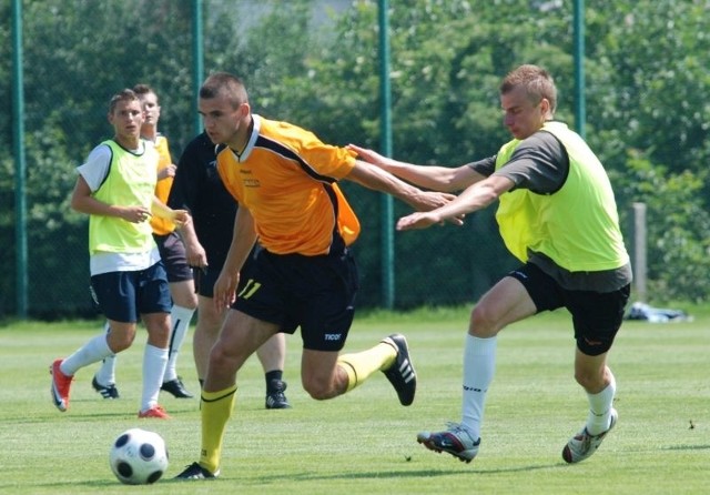 Jakub Cieciura (w pomarańczowej koszulce) pokazał się w środowym sparingu z dobrej strony i zdobył jedyną bramkę meczu.