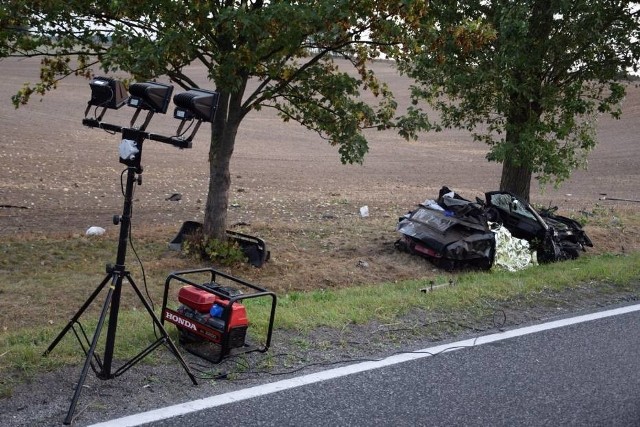 Młody mieszkaniec Debrzna, pasażer sportowego samochodu marki Alfa Romeo Spider zginął w wypadku do którego doszło dzisiaj rano na wylotówce z Chrząstowa w kierunku Barkowa. Droga krajowa nr 22 w tym miejscu jest od kilku godzin zablokowana.