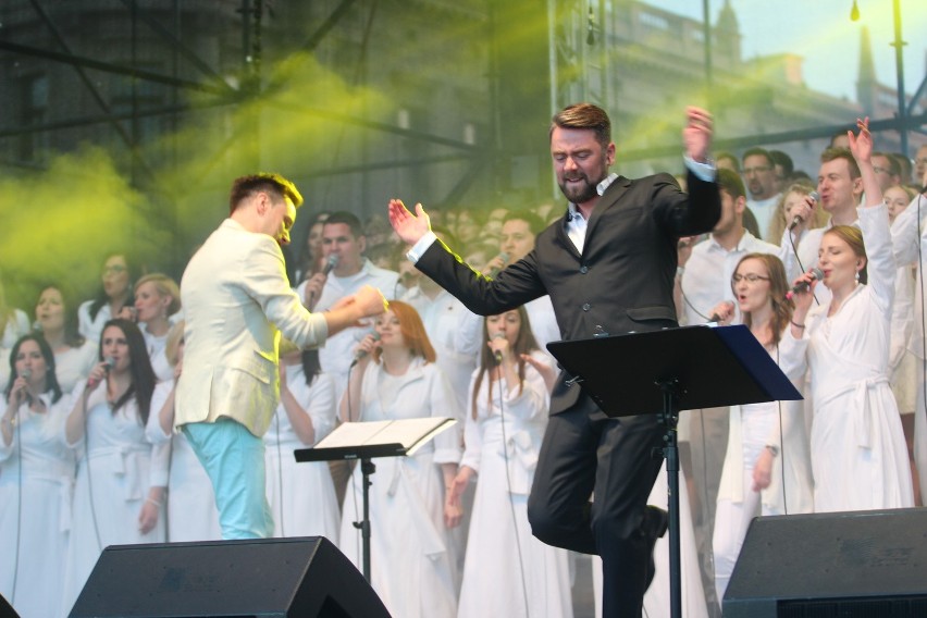 Kuba Badach na scenie w czasie Koncertu Chwały w Lublinie