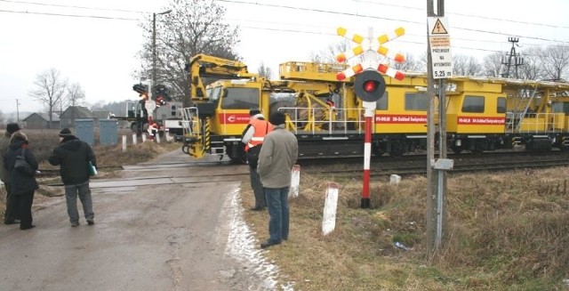 Kontrolujący przejazd kolejowy w Chronówku mieli zastrzeżenia co do jego oznakowania.