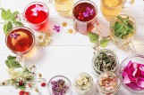 Kwieciste napary – jakie płatki kwiatów urozmaicą herbaciany susz? [PORADNIK]