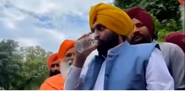 Bhagwant Mann napił się wody zaczerpniętej prosto z rzeki Kali Bein.