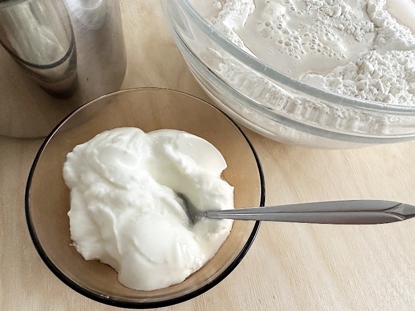 Dodaj do ciasta jogurt naturalny gęsty oraz masło klarowane.