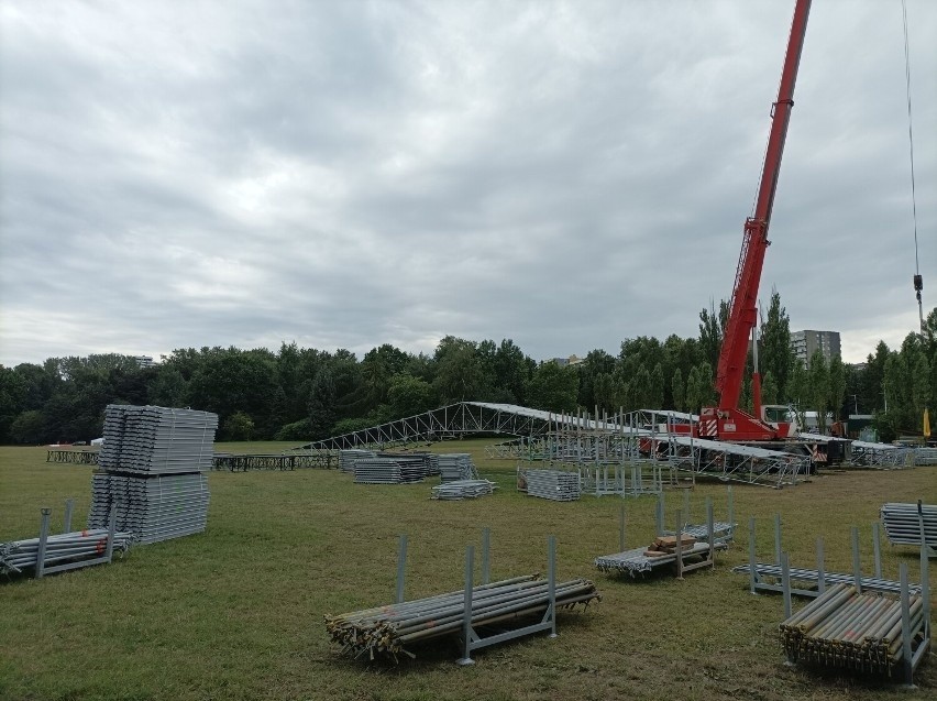 W Parku Śląskim na ukończeniu demontaż scen FEST Festivalu.