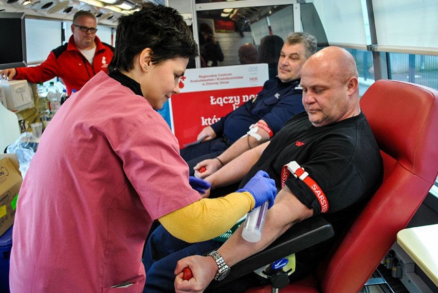 Zielonogórscy policjanci oddali krew. Do funkcjonariuszy dołączyli uczniowie klasy mundurowej z Liceum Ogólnokształcącego w Czerwieńsku