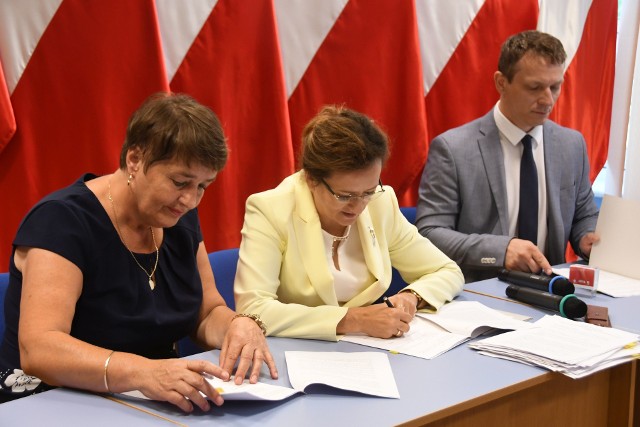 Starosta ostrowiecki Marzena Dębniak wraz z wojewodą Agatą Wojtyszek podczas podpisywania umowy o funduszu "autobusowym".