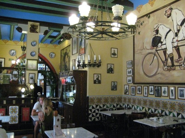Wnętrze kawiarni 4 Koty, w której pierwszą wystawę swoich prac miał Picasso. A na ścianie wisi reprodukcja dzieła słynnego modernisty Romana Casasa. Tu spotyka się Daniel z Gustavem Barcelo.