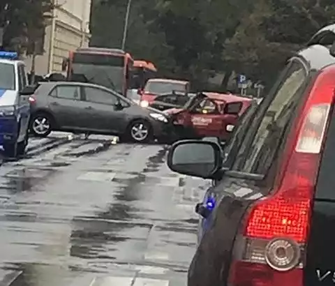 Po wypadku zablokowana jest ul. L. Kuli w Rzeszowie. W sobotę około godz. 13.40 doszło do zderzenia toyoty z fiatem seicento. Kierowcy muszą się liczyć z utrudnieniami w ruchu.Aktualizacja z godz. 16.06Z informacji od policji wiemy, że zderzyły się trzy, a nie dwa samochody. Jedna osoba została poszkodowana