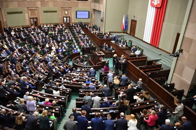 Po wtorkowej debacie w Sejmie prezydencki projekt nowelizacji ustawy o Państwowej Komisji ds. badania wpływów rosyjskich na bezpieczeństwo wewnętrzne Rzeczypospolitej Polskiej w latach 2007-2022 trafił do komisji.