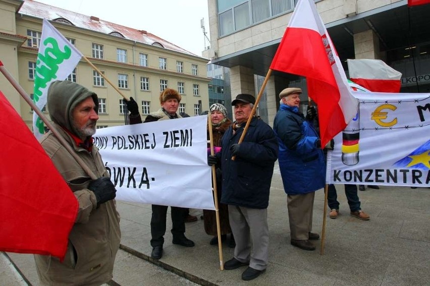 Poznań: Pikietowali w obronie polskiej ziemi i lasów [ZDJĘCIA]