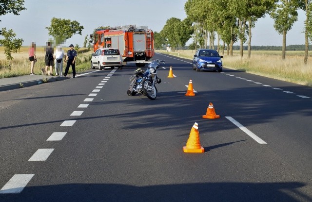 Dzisiaj (30 czerwca) kilka minut po godz. 19. między miejscowościami Noskowo a Warszkowo doszło do wypadku z udziałem motocyklisty i samochodu osobowego. Kierowca motocykla ze złamaną nogą został przewieziony do szpitala w Sławnie.