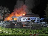 Pożar wybuchł po godzinie 4 rano. Płonął garaż i budynek gospodarczy