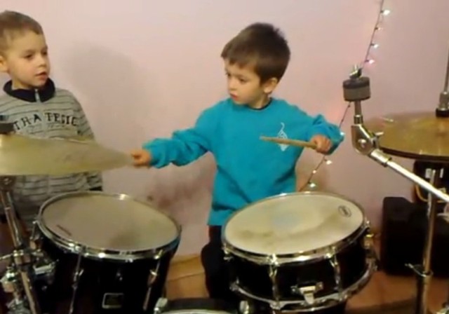 Na perkusji gra 5-letni Sebastian Leśniak.