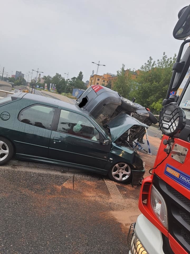 Groźny wypadek na Mickiewicza! Są ranni! Utrudnienia w ruchu. ZDJĘCIA