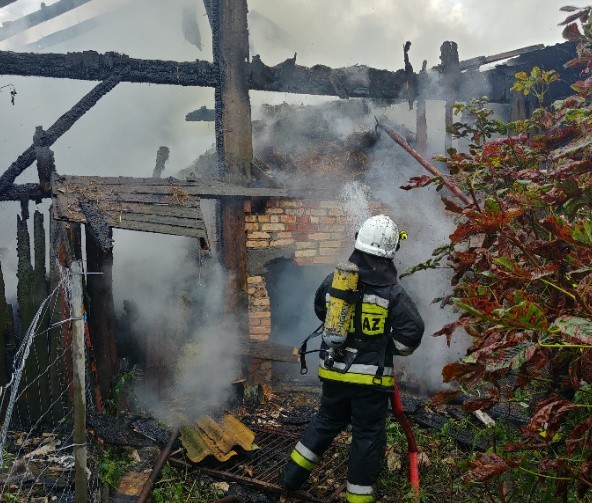 Piorun uderzył w stodołę na Wiskitnie. Na miejscu pracowało...