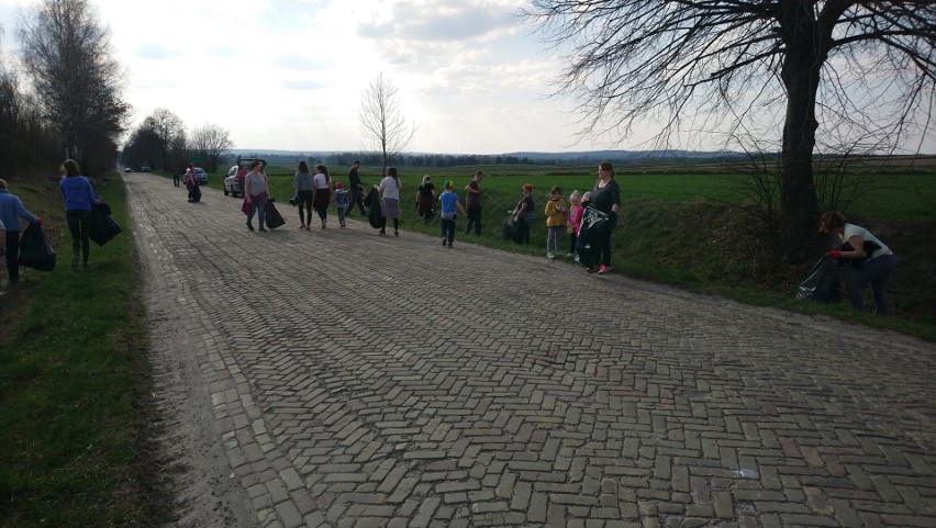 Koło gospodyń wiejskich w Tarzymiechach Trzecich także podjęło wyzwanie #trashchallenge. Zobaczcie zdjęcia! 