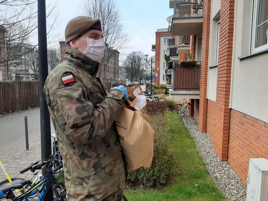 Żołnierze nie tylko pilnują, czy mieszkańcy przestrzegają...