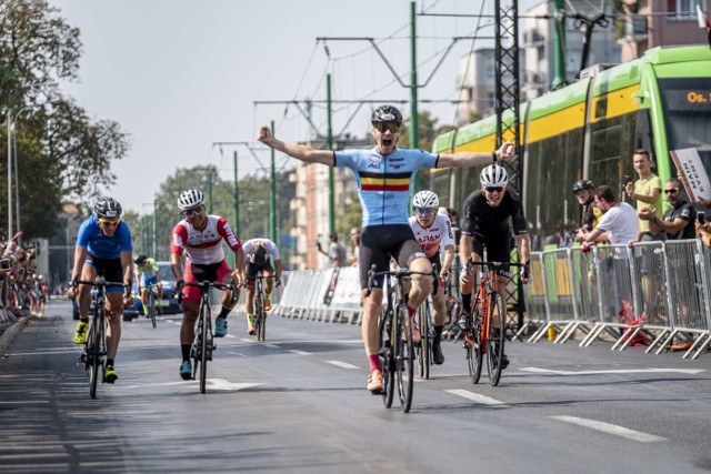 Ponad trzy godziny rywalizowali najlepsi kolarze na trasie MŚ amatorów UCI Gran Fondo w Poznaniu. Po pasjonującym finiszu na ulicy Grunwaldzkiej w najbardziej prestiżowej kategorii 19-34 lata zwyciężył Belg Maxim Pirard (3:22:22), wyprzedzając Duńczyka Martina Linda i Japończyka Genta Konno (ten sam czas, co zwycięzca).Przejdź do kolejnego zdjęcia --->