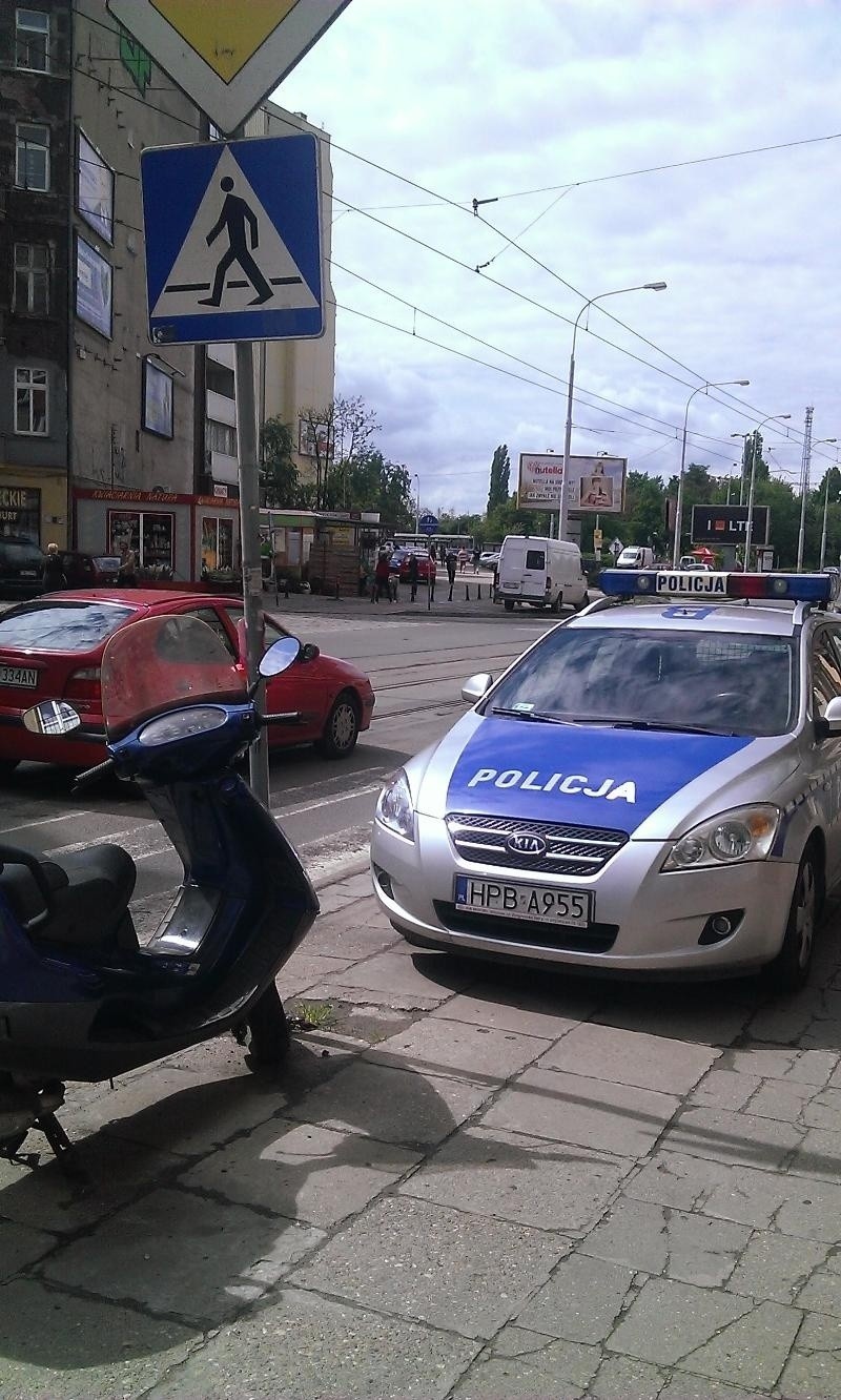Wrocławska policja może parkować, gdzie chce? (ZDJĘCIA)