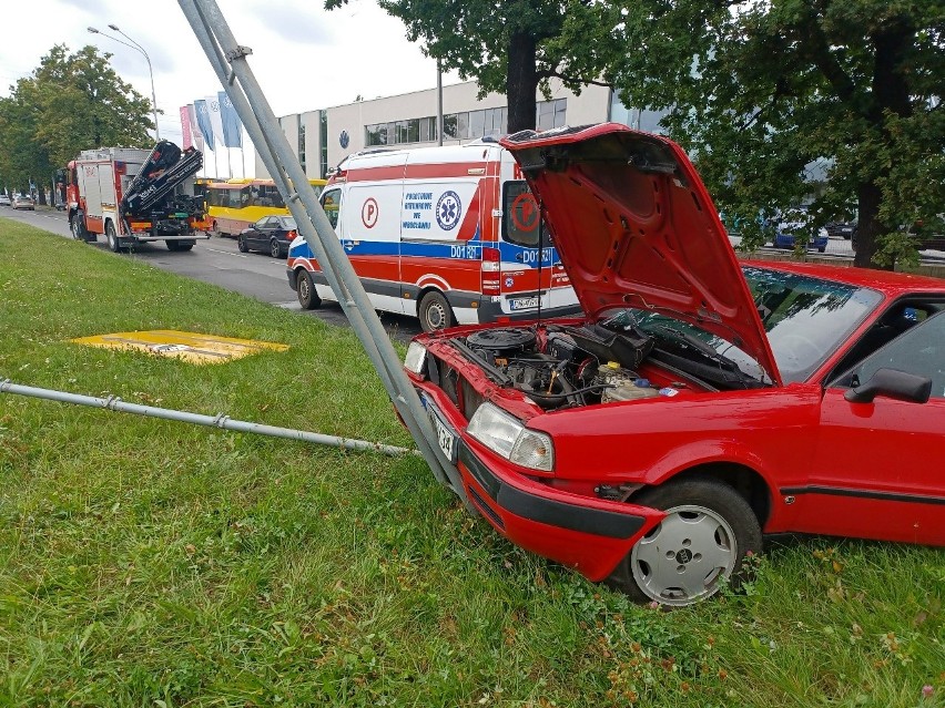 Wypadek przy CH Korona we Wrocławiu. Kobieta wjechała w słup