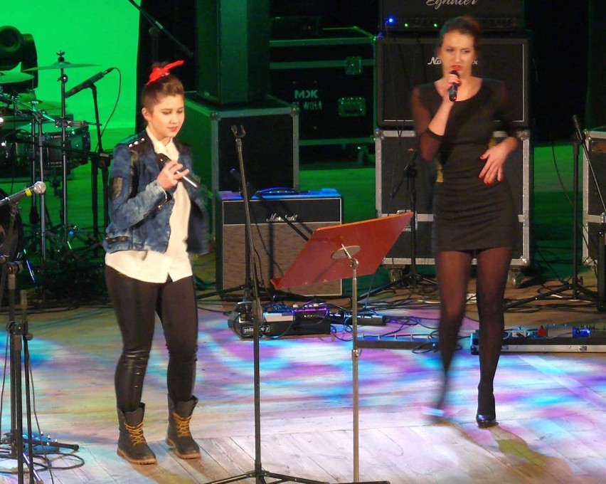 Karolina i Gabriela śpiewają "The way you make me feel”.