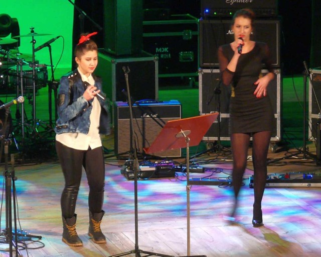 Karolina i Gabriela śpiewają "The way you make me feel&#8221;.