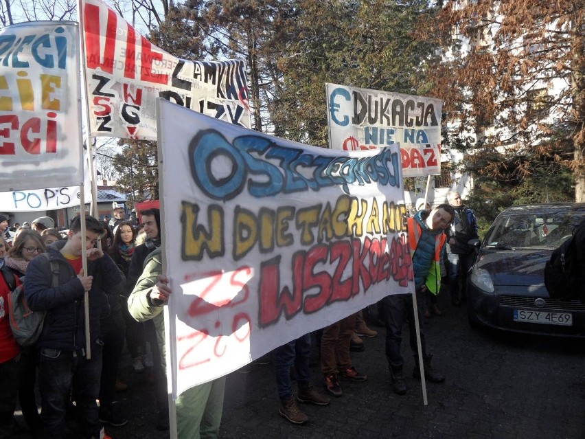 Protest przeciwko likwidacji szkół w Żywcu i Węgierskiej...