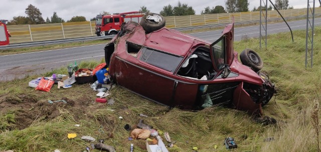 Groźnie wyglądający wypadek na 330 km autostrady A2. Dachowało auto osobowe.