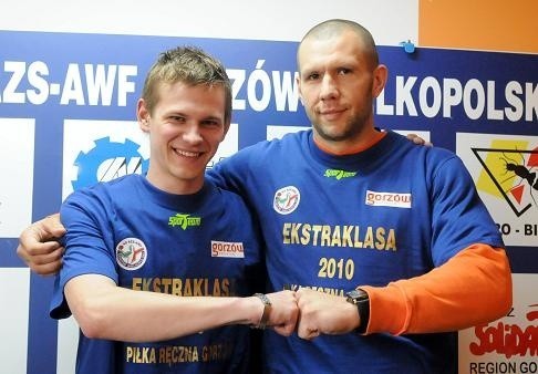 Jakub Tomczak (z lewej) i Krzysztof Misiaczyk nie ukrywali swego zadowolenia z podpisania dwuletnich kontraktów z gorzowskim klubem