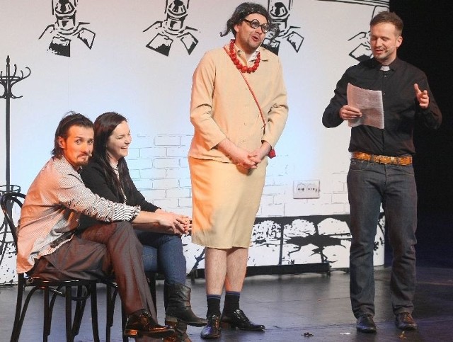 Kabaret Skeczów Męczących zaprezentował już nowy program w Kieleckim Centrum Kultury. Widzowie byli rozbawieni do łez.