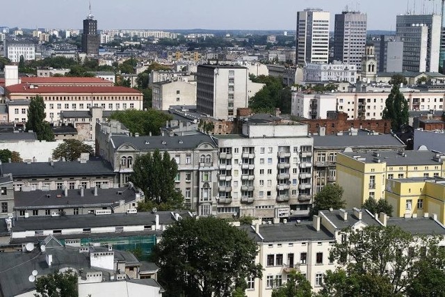 Sąsiedztwo przyrody, dobry dojazd oraz bliskość sklepów i restauracji otwierają listę wymagań łodzian dotyczących tego, jak ma wyglądać wymarzone osiedle. Co czwarty łodzianin marzy o ogródku społecznym. Tymczasem w Łodzi mieszkania drożeją najszybciej w kraju.Dla mieszkańców Łodzi i okolic najważniejszym czynnikiem wpływającym na wybór mieszkania okazała się zieleń. Na sąsiedztwo przyrody wskazało 67 proc. ankietowanych, a na bliskość komunikacji i dobry dojazd 65 proc. Bliskość sklepów i restauracji jest istotna dla 59 proc. ankietowanych. Tak wynika z badania firmy Echo Investment.Czytaj dalej