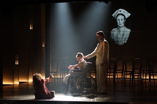 "Irena" to dramat muzyczny przedstawiający losy bohaterki z czasów II wojny światowej.