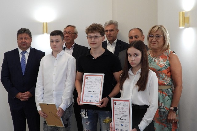 Niedawno w Skaryszewie odbyła się szczególna uroczystość – najlepsi uczniowie otrzymali stypendium burmistrza.