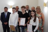 Najlepsi uczniowie z gminy Skaryszew otrzymali stypendia Burmistrza Miasta i Gminy za dobre wyniki w nauce i zaangażowanie 
