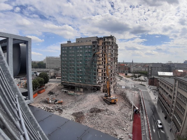 Drugi tydzień rozbiórki hotelu Silesia w Katowicach. Zdjęcia z dnia 19 sierpnia 2019