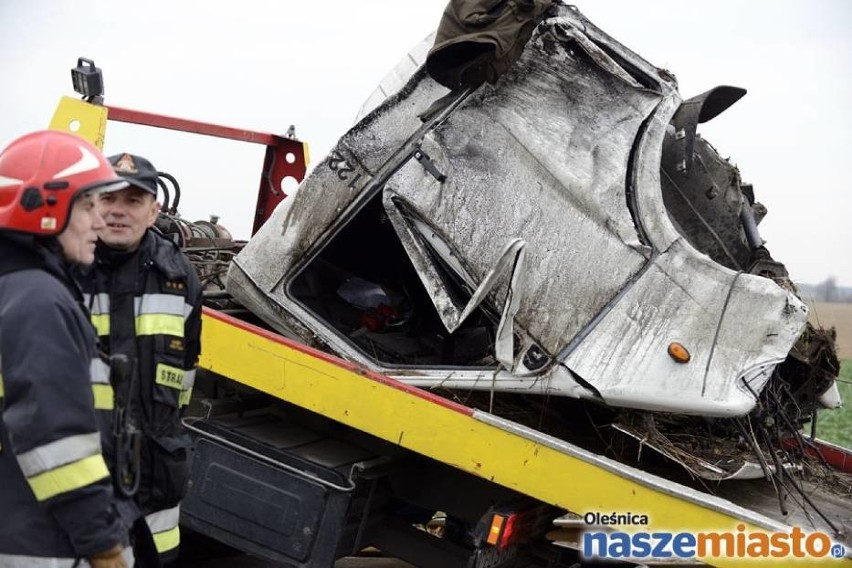 Wypadek na przejeździe kolejowym. W busa uderzyły dwa pociągi. Kierowca nie żyje