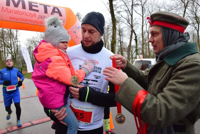 Fotorelacja z I Żnińskiego Biegu Powstańczego na trasie Żnin ul.Szkolna - Skarbienice - Żnin. Organizator: SP nr 1 im. Powstańców Wielkopolskich, patronat honorowy: Towarzystwo Pamięci Powstania Wielkopolskiego. Wyniki: www.maratonczykpomiarczasu.pl