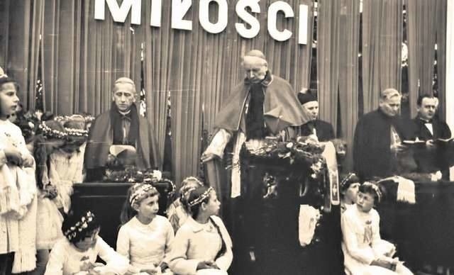 Prymas Stefan Wyszyński (stoi) i ówczesny kardynał Karol Wojtyła (drugi od prawej) w kościele MBNP na Szwederowie w 1966 roku.