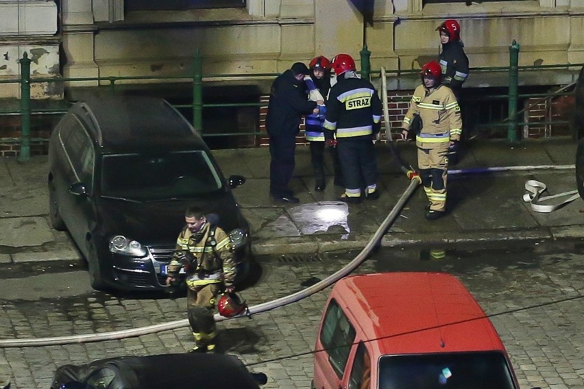 Tragiczny pożar na Dworcu Świebodzkim. Jedna osoba nie żyje, dziewięć jest rannych [FILMY, ZDJĘCIA]
