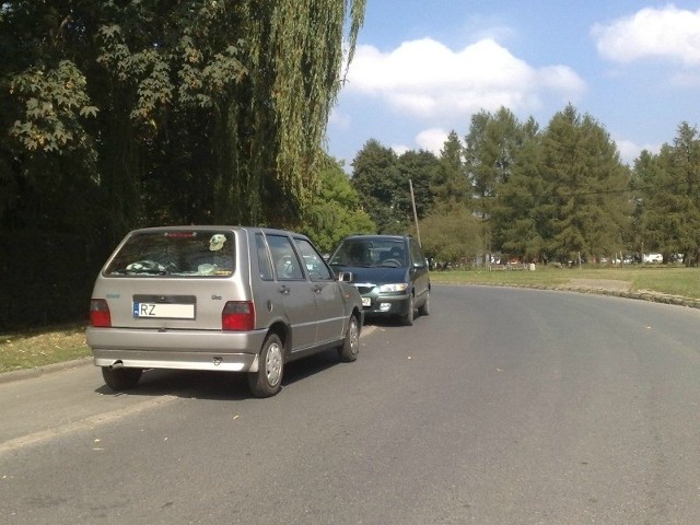 Tak się parkuje wzdłuż ul. Żeglarskiej w Rzeszowie.