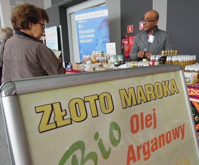 Olej arganowy, zwany złotem Maroka, to naturalny i uniwersalny kosmetyk.