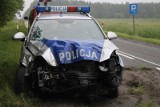 Wypadek pod Olesnem. Radiowóz uderzył w drzewo [zdjęcia]